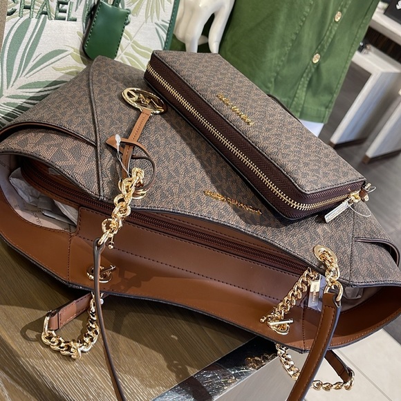 MICHAEL KORS
Jet Set Lg Shoulder Bag & JST Lg Travel CONTINENTAL wallet wristlt - Picture 3 of 16